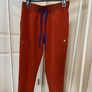 FIGS Yola skinny petite scrub pants in Auburn